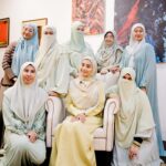 Wan Sharmila Instagram - Cerita semalam. Usrah dengan tajuk “Tumbuh sebelum rapuh”. Alhamdulillah , Thank you Allah for everything ♥️🫀 Sedikit sharing 😋: Ustazah kata .. Pahala sabar itu unlimited. Dan antara bukti syukur ialah beramal soleh. Dan Ustaz pula kata .. Supaya diri tidak sombong.. Didik diri menjadi hamba (sedar diri yg kita manusia tiada apa2), Selalu zikir dan menyebut LAHAULAWALAQUWWATAILLABILLAHILALLIYILLAZIM. Thank you to all my sahabat yg selalu sudi jemput Lala. InnSyaaAllah more to come. 🍀