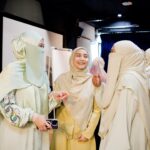 Wan Sharmila Instagram - Cerita semalam. Usrah dengan tajuk “Tumbuh sebelum rapuh”. Alhamdulillah , Thank you Allah for everything ♥️🫀 Sedikit sharing 😋: Ustazah kata .. Pahala sabar itu unlimited. Dan antara bukti syukur ialah beramal soleh. Dan Ustaz pula kata .. Supaya diri tidak sombong.. Didik diri menjadi hamba (sedar diri yg kita manusia tiada apa2), Selalu zikir dan menyebut LAHAULAWALAQUWWATAILLABILLAHILALLIYILLAZIM. Thank you to all my sahabat yg selalu sudi jemput Lala. InnSyaaAllah more to come. 🍀
