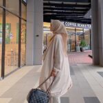 Wan Sharmila Instagram - Assalamualaikum. Lama tak perkenalkan nama watak. Ok nama dia Hanis. Tunggu Ramadhan 2024 nanti #wanitasyurga di Tv3. Doakan lala masih pandai berlakon tau . ☺️ Outfit : @poplook #poplookootd