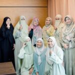 Wan Sharmila Instagram - Cerita semalam. Usrah dengan tajuk “Tumbuh sebelum rapuh”. Alhamdulillah , Thank you Allah for everything ♥️🫀 Sedikit sharing 😋: Ustazah kata .. Pahala sabar itu unlimited. Dan antara bukti syukur ialah beramal soleh. Dan Ustaz pula kata .. Supaya diri tidak sombong.. Didik diri menjadi hamba (sedar diri yg kita manusia tiada apa2), Selalu zikir dan menyebut LAHAULAWALAQUWWATAILLABILLAHILALLIYILLAZIM. Thank you to all my sahabat yg selalu sudi jemput Lala. InnSyaaAllah more to come. 🍀
