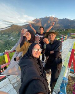 Wan Sharmila Instagram - Breathtaking beauty. 🫀♥️ They said : early bird gets the worm. 🐛 We hiked seawal pagi 6 am sampai di atas. MasyaAllah. SubhanAllah. Rezeki . “Maka berjalanlah merata-rata ceruk rantaunya, serta makan dari rezeki yg dikurniakan Allah” - Surah Al Mulk #kundasang #sabah #mountkinabalu