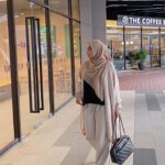 Wan Sharmila Instagram - Assalamualaikum. Lama tak perkenalkan nama watak. Ok nama dia Hanis. Tunggu Ramadhan 2024 nanti #wanitasyurga di Tv3. Doakan lala masih pandai berlakon tau . ☺️ Outfit : @poplook #poplookootd