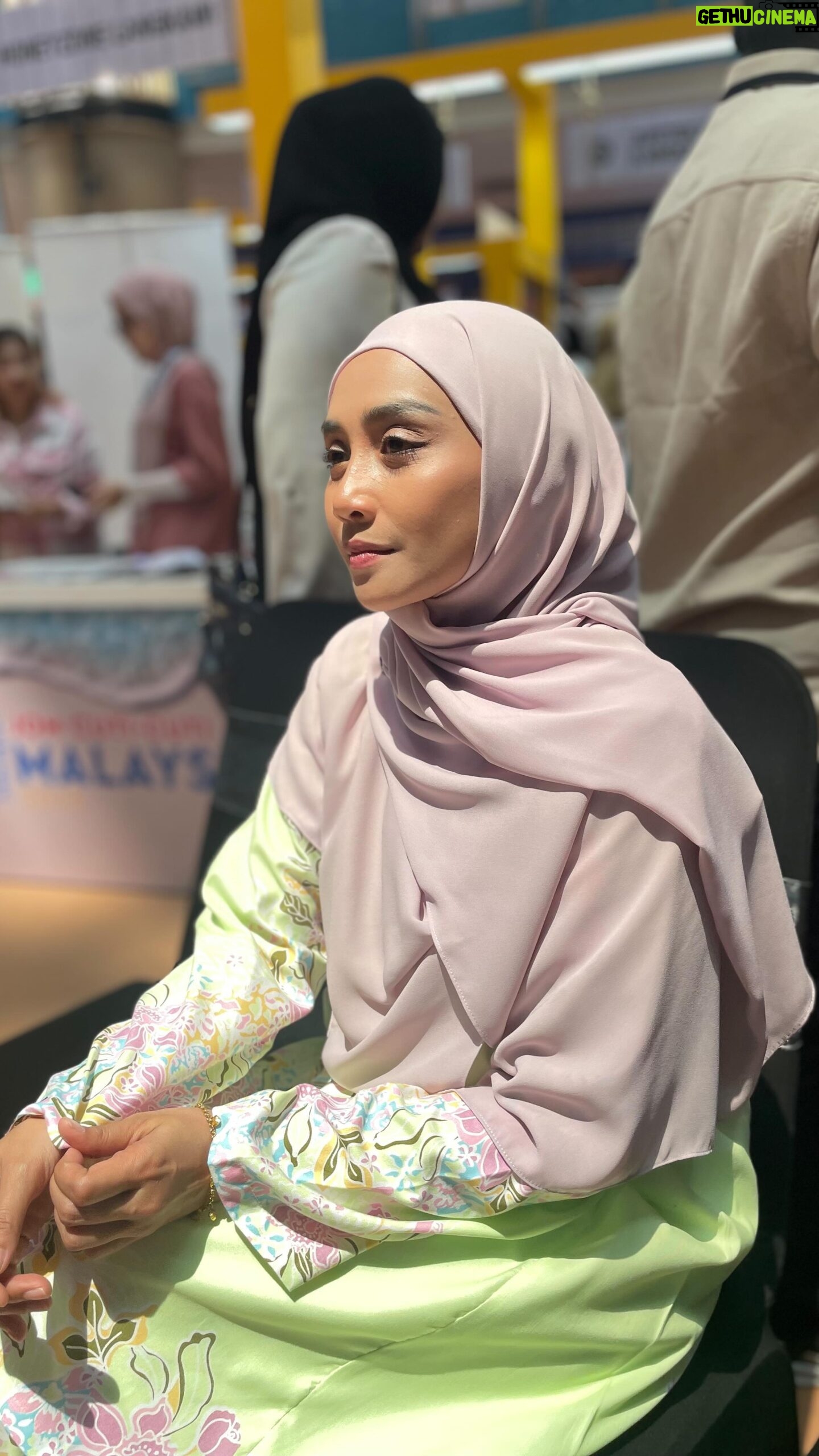 Wan Sharmila Instagram - Hujung minggu buat apa? Jangan tunggu lagi! Jom datang ke Sunway Pyramid! Dapatkan pakej pelancongan murah-murah. Boleh join demo anyaman , ada persembahan kebudayaan, hadiah cabutan bertuah, quiz menarik dan banyak lagi! Jom Cuti-cuti Malaysia 27-29 October 2023 Sunway Pyramid 10pagi - 10mlm @malaysia.truly.asia #jccm2023 #cuticutimalaysia #tourismmalaysia