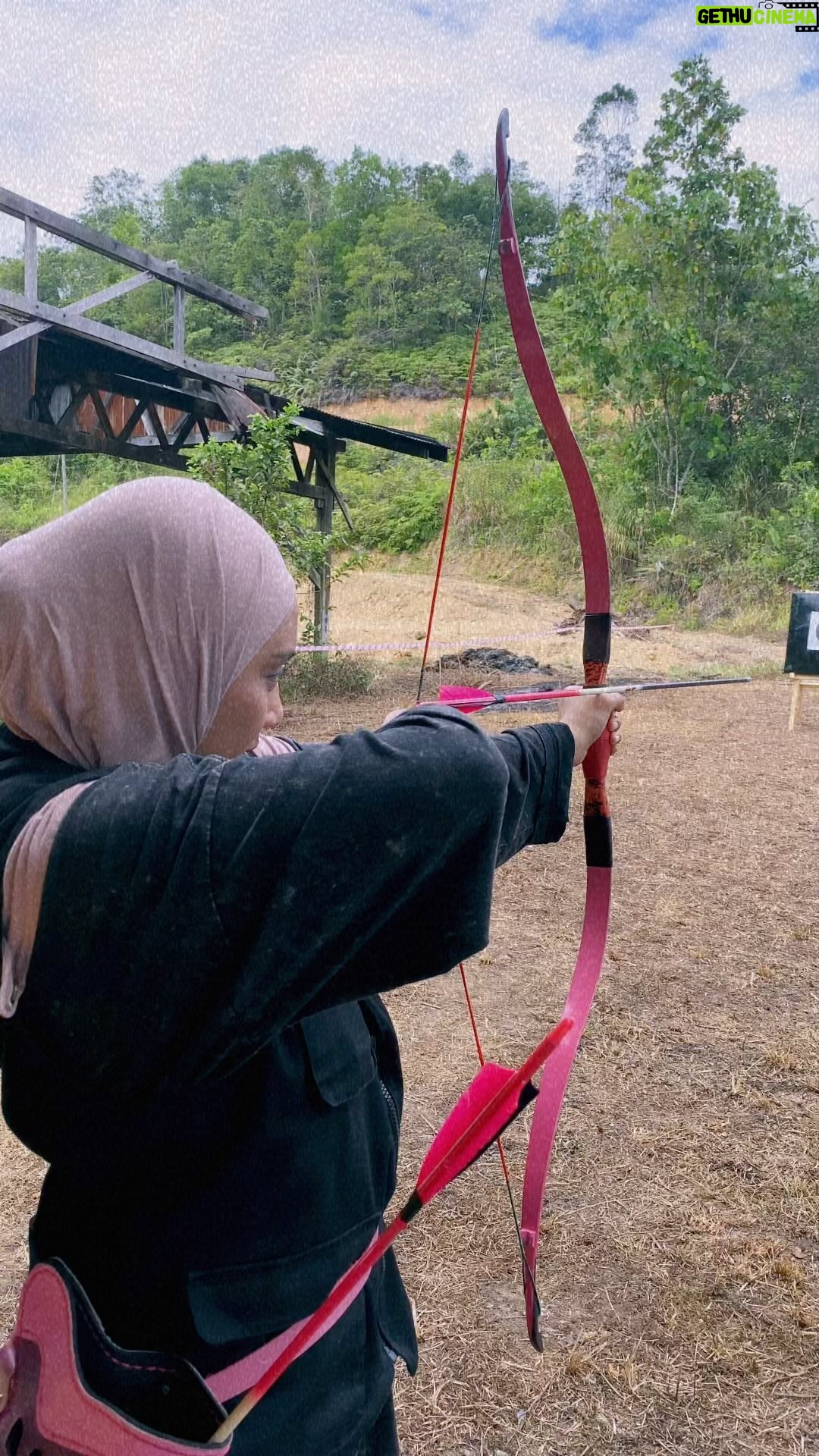 Wan Sharmila Instagram - Ustazah selalu pesan aim high. Doa minta masuk syurga paling tertinggi .. syurga Fidaus. Amiinn YRA 🫀♥️ Btw, pertandingan memanah pertama dalam hidup Lala. Haha memang tak menang. Tapi terima kasih Allah kerana hari ni Lala dapat puas main aktiviti sunnah Nabi SAW. Jatuh cinta dah. 🥰 Sambil menghantar bantuan sambil menyantuni orang kampung. Thank you orang Kampung Monsok , Tambunan kerana sudi terima Lala dan team @myfundaction.malaysia