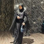 Wan Sharmila Instagram - Malam semalam. Busana : @shawlpublika X @sethandluna_malaya Handbag : @milliotandco Boleh jadi bakal menantu makcik? ☺️ #melodiraya