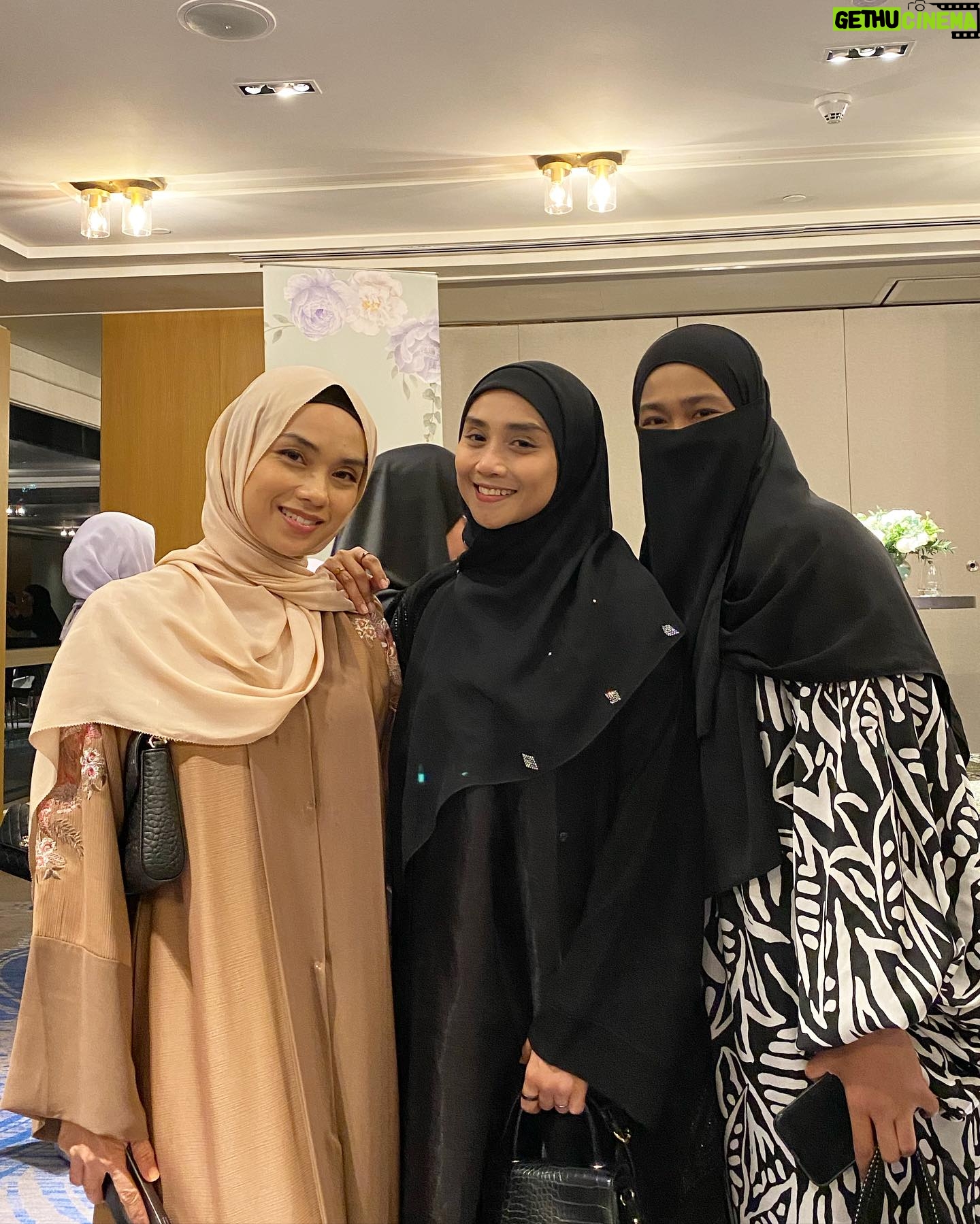 Wan Sharmila Instagram - U need companionship.. (become stronger as mountain) increase iman together… eg: go umrah together.. wake friends to ibadah.. etc.. 👆🏻 Antara note yang sempat lala salin during IlM Fest Also the best homework for us to do : About 10 sabahat Nabi Muhammad SAW were promised Jannah. MasyaaAllah. Inspiring . Jom kita buat sama2! 🫀♥️ Thank you very much to @kaiyisah @iamiliiiiiiii @zandrahakimi all beautiful ladies with beautiful heart for having me. Xoxo!