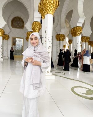 Wan Sharmila Instagram - Syukur for everything . Salam Aidilfitri, Maafkan salah silap. 

#abudhabi #sheikhzayedmosque