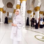 Wan Sharmila Instagram – Syukur for everything . Salam Aidilfitri, Maafkan salah silap. 

#abudhabi #sheikhzayedmosque