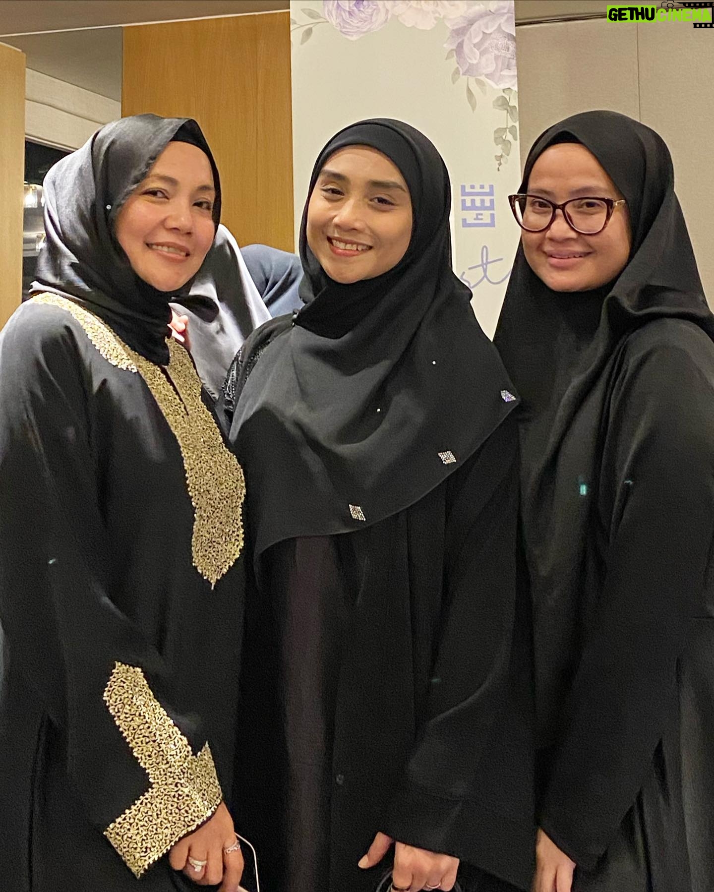 Wan Sharmila Instagram - U need companionship.. (become stronger as mountain) increase iman together… eg: go umrah together.. wake friends to ibadah.. etc.. 👆🏻 Antara note yang sempat lala salin during IlM Fest Also the best homework for us to do : About 10 sabahat Nabi Muhammad SAW were promised Jannah. MasyaaAllah. Inspiring . Jom kita buat sama2! 🫀♥️ Thank you very much to @kaiyisah @iamiliiiiiiii @zandrahakimi all beautiful ladies with beautiful heart for having me. Xoxo!