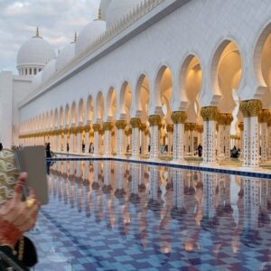 Wan Sharmila Instagram - Syukur for everything . Salam Aidilfitri, Maafkan salah silap. #abudhabi #sheikhzayedmosque