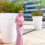 Wan Sharmila Instagram – Tengah practice nak berjalan raya rumah mak awak. Kalau comel macam ni boleh dapat duit raya tak? ☺️ 
Selamat Hari Raya .. 😍

*sorry la caption miang pulak* 

@angguncottoncollection_hq 

#anggunrayakaliniberbeza