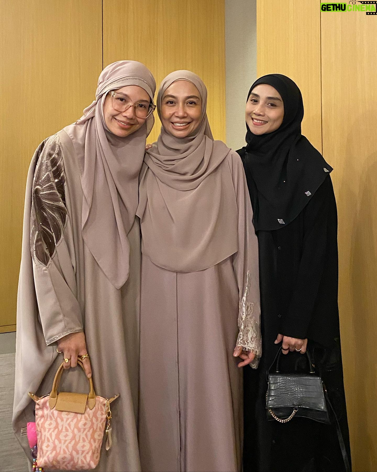 Wan Sharmila Instagram - U need companionship.. (become stronger as mountain) increase iman together… eg: go umrah together.. wake friends to ibadah.. etc.. 👆🏻 Antara note yang sempat lala salin during IlM Fest Also the best homework for us to do : About 10 sabahat Nabi Muhammad SAW were promised Jannah. MasyaaAllah. Inspiring . Jom kita buat sama2! 🫀♥️ Thank you very much to @kaiyisah @iamiliiiiiiii @zandrahakimi all beautiful ladies with beautiful heart for having me. Xoxo!
