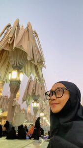 Wan Sharmila Instagram - Tenang. 🤍 After Subuh di Masjid Nabawi Al Munawwarah, Madinah. اَللهُمَّ صَلِّ عَلَى سَيِّدِنَا مُحَمَّدٍ وَعَلَى آلِ سَيِّدِنَا مُحَمَّدٍ