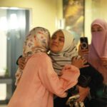 Wan Sharmila Instagram - Sudah tertulis.. cerita semalam yang indah. Seindah sahabat-sahabat yang hadir semalam. Hope korang enjoy dengan ‘PP’ yang Lala buat.😄. Kemonnn kita pun ada private party! 🤗 Jom kita siap-siap tulis doa-doa supaya kita boleh baca 5 minit sebelum berbuka puasa Ramadhan nanti. Ingat untuk minta akhirat banyak2 tau! Doa org yg berpuasa pada bulan Ramadhan InnSyaaAllah diangkat.😉🫶 Thank you Da’i @izzharnazri diatas ilmu. Thank you juga buat yang baik hati bagi goodies yang banyak untuk semua. Korang boleh support business beliau tau. @sspremiumbites Semoga @thenurmy terus dalam Rahmat & Kasih Sayang Allah ♥️🌸