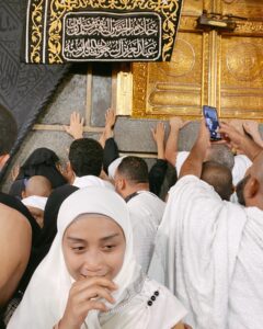 Wan Sharmila Instagram - A Moment to remember 🤍 Rezeki Allah bagi berdoa di Multazam dan menyentuh Multazam dan Kaabah. SubhanAllah , Alhamdulillah, AllahuAkbar.. perasaan tu luar biasa. Semoga terinspirasi untuk semua punyai niat dan berdoa sekuatnya untuk menjadi tetamu Allah. Ramai juga yg remind Lala untuk berdoa untuk saudara kita di Pal3stinê. Thank you korang!