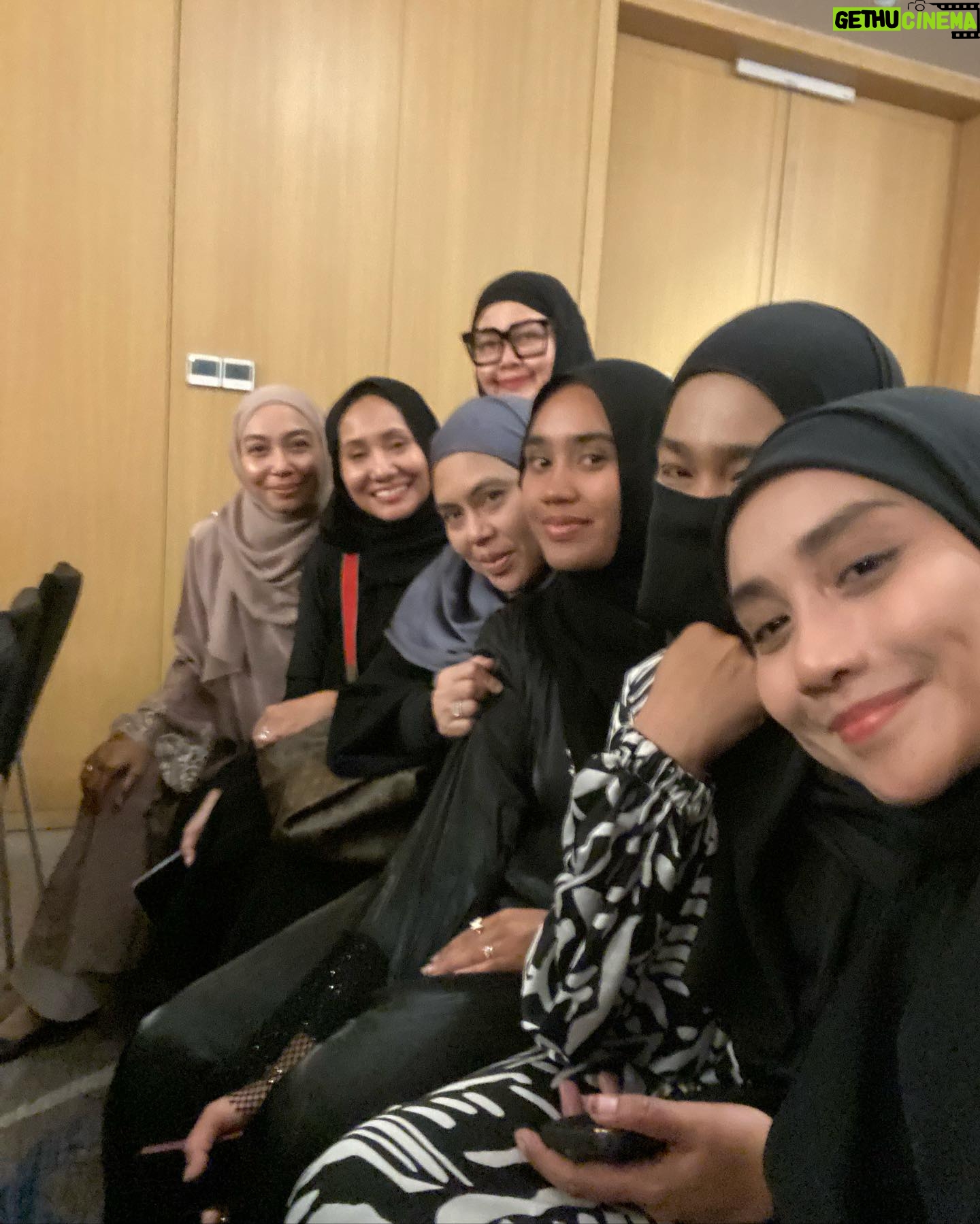 Wan Sharmila Instagram - U need companionship.. (become stronger as mountain) increase iman together… eg: go umrah together.. wake friends to ibadah.. etc.. 👆🏻 Antara note yang sempat lala salin during IlM Fest Also the best homework for us to do : About 10 sabahat Nabi Muhammad SAW were promised Jannah. MasyaaAllah. Inspiring . Jom kita buat sama2! 🫀♥️ Thank you very much to @kaiyisah @iamiliiiiiiii @zandrahakimi all beautiful ladies with beautiful heart for having me. Xoxo!