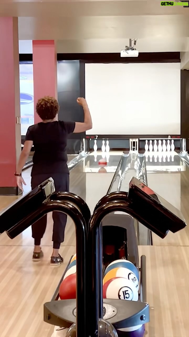 Wanda Sykes Instagram - A little pre-show bowling last weekend in PHX with the team. What’s your highest score? 🎳