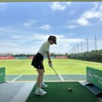 Wang Feifei Instagram - 不亏是我好闺蜜！就怕我运动量不够.回来第二天就给我约课. 好吧！第一次认真的学高尔夫球⛳️. 不过这身高尔夫的衣服原本买来打网球🎾的！🤣