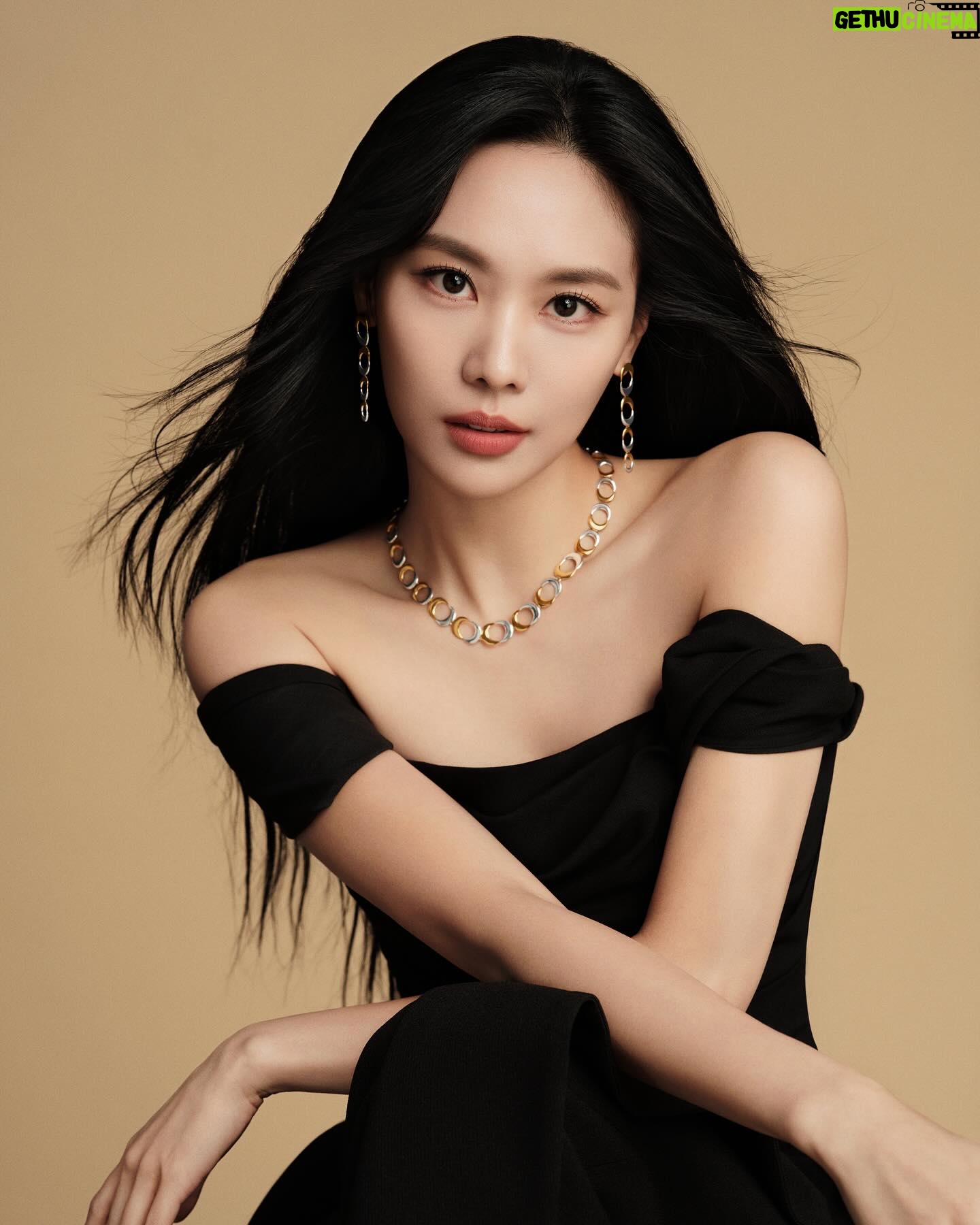 Wang Feifei Instagram - JUST DROPPED: MV x Fei Lunar Power Collection. Introducing 12 bold new Amazonite and mixed metal styles designed in collaboration with Chinese musician, actress and trendsetter, @ff0427. Inspired by a profound affinity for the moon—explore the collection at the link in bio.