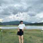 Wang Feifei Instagram - 不亏是我好闺蜜！就怕我运动量不够.回来第二天就给我约课. 好吧！第一次认真的学高尔夫球⛳️. 不过这身高尔夫的衣服原本买来打网球🎾的！🤣