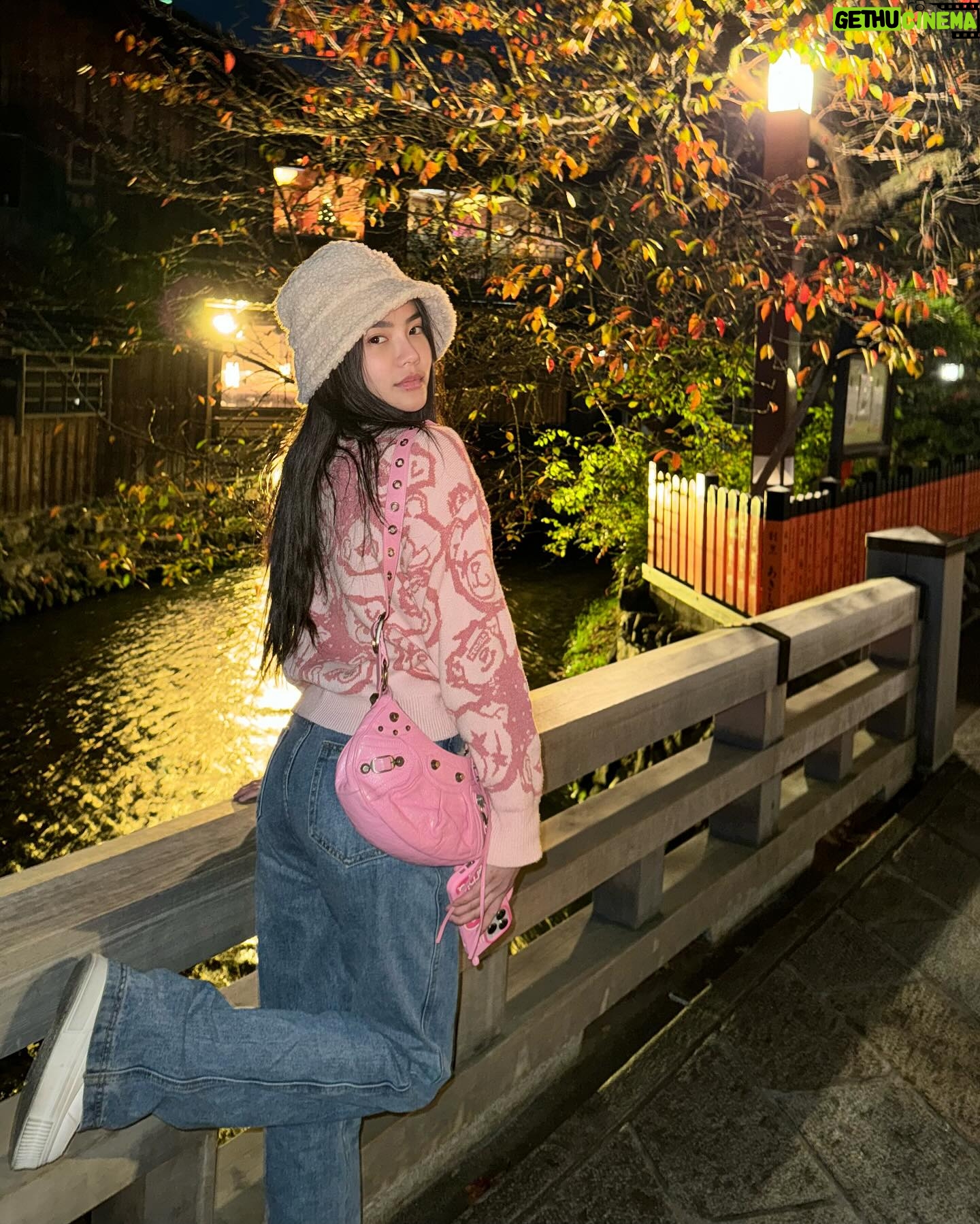 Wanida Termthanaporn Instagram - Strolling around Kyoto at night with these two 😘
