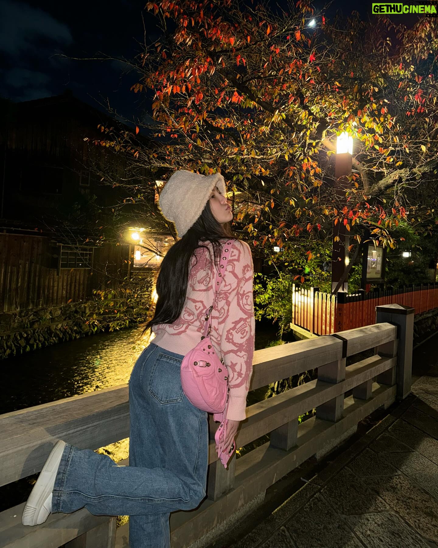 Wanida Termthanaporn Instagram - Strolling around Kyoto at night with these two 😘
