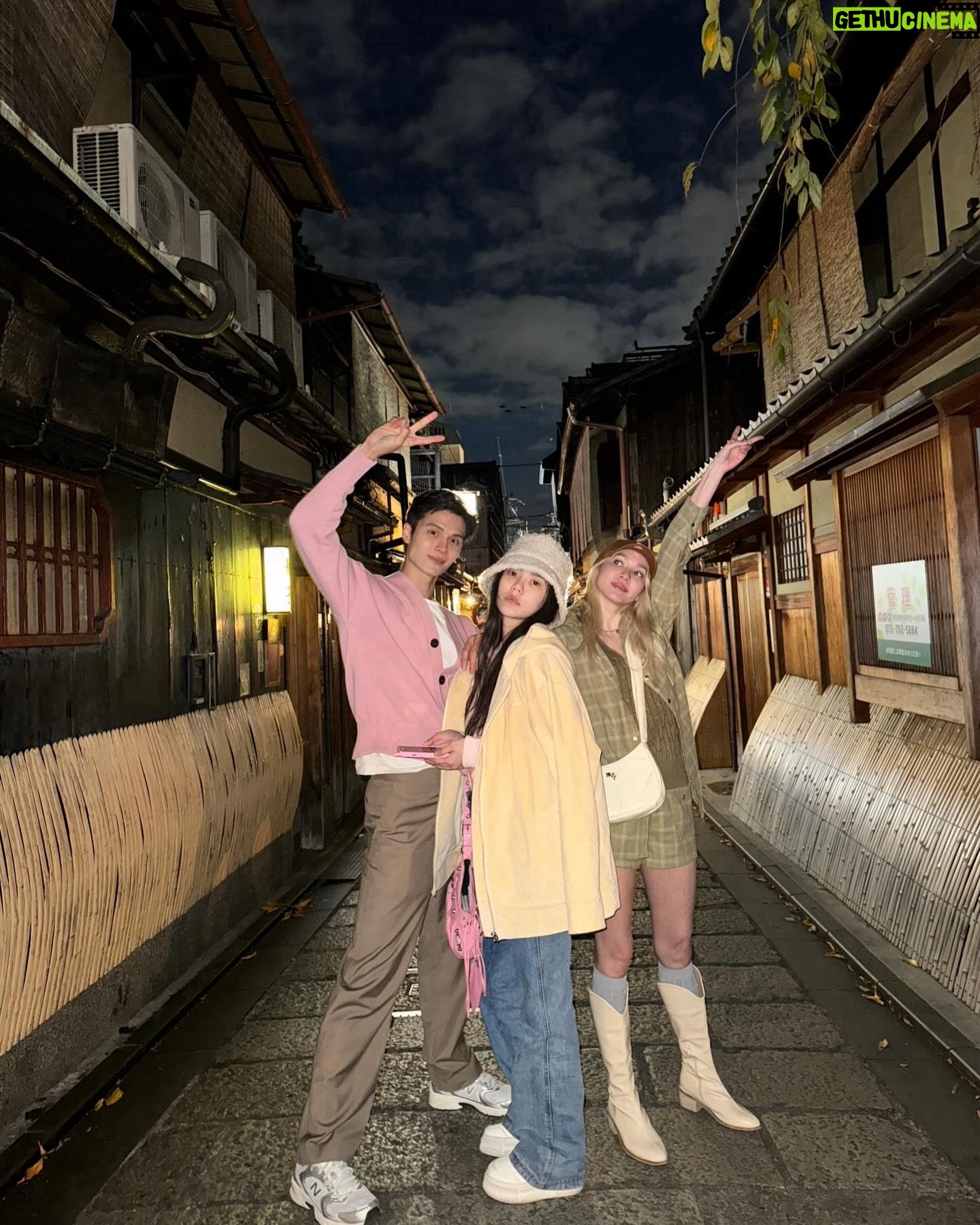 Wanida Termthanaporn Instagram - Strolling around Kyoto at night with these two 😘