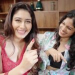 Warina Hussain Instagram - WiFi ke zamane Mein authentic PYAAR ka izhar hai 👉🏼 #chandnibaby ✨ #zeemusicoriginals #trendingreels #warinahussain #funnyvideos #reelsindia