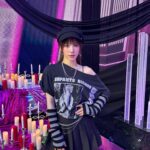 Wendy Instagram – ‘Wish You Hell’
첫방 함께해줘서 너무 고마워🩵
2년 11개월만에 컴백이라서 쵸큼 떨였지만 행복하구 신났오🩵
남은 활동도 즐겁게🤟
컴백 축하해준 많은 분들 감사합니다🩵🧚‍♀️