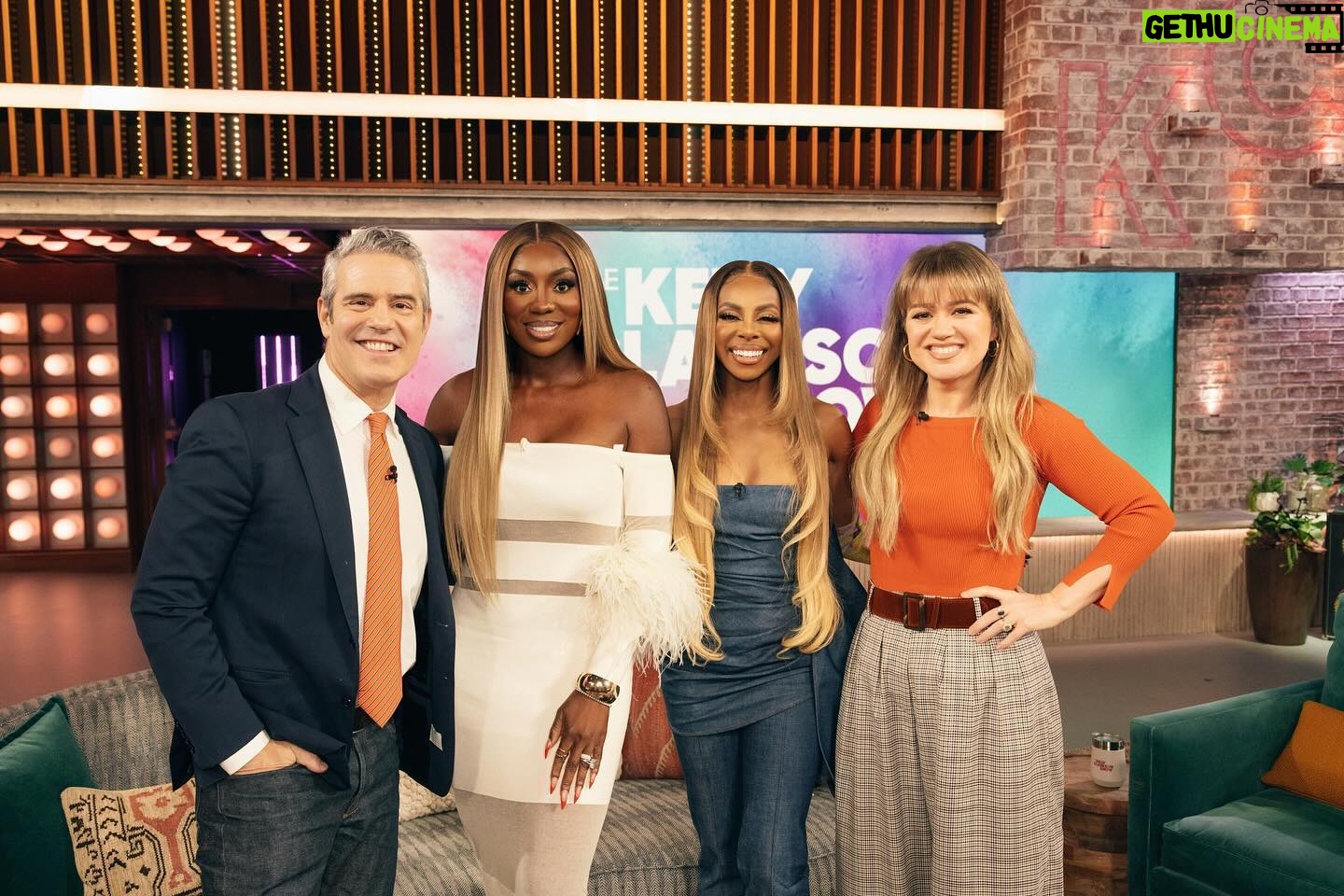 Wendy Osefo Instagram - Had such a fun time on the @kellyclarksonshow with @bravoandy and @therealcandiace. Make sure to tune in and watch π€β¨ β Hair @dallasdyvitoi Makeup @already_perfect Styling @shenell.welch Dress @lapointe