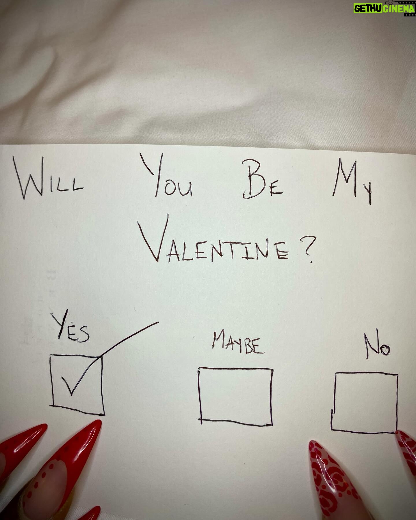 Wendy Osefo Instagram - When he surprises you in the morning, tells you to pack a bag and flies you to another state for dinner. Our 15th Valentine’s Day together and he still makes me blush🌹.