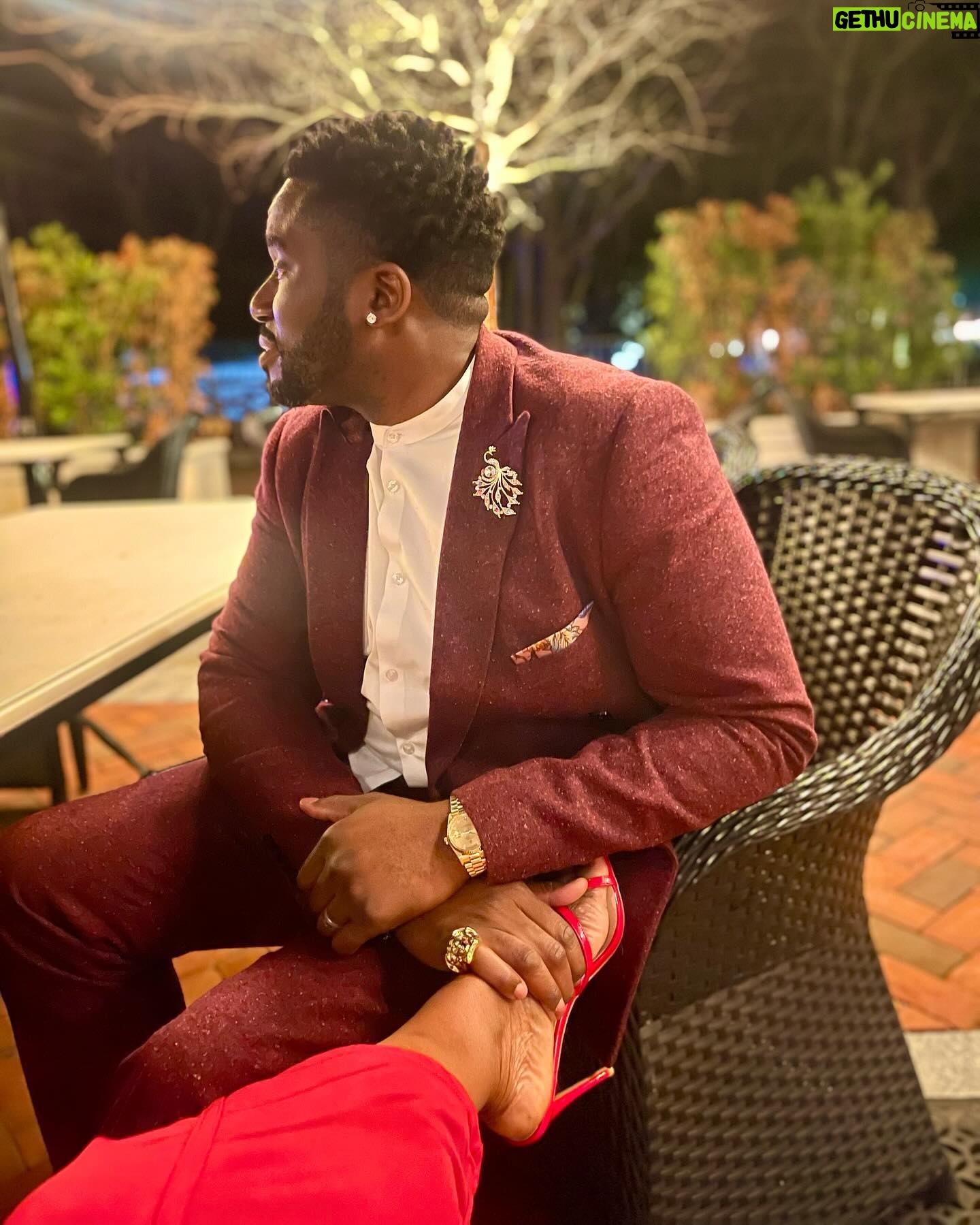 Wendy Osefo Instagram - When he surprises you in the morning, tells you to pack a bag and flies you to another state for dinner. Our 15th Valentine’s Day together and he still makes me blush🌹.