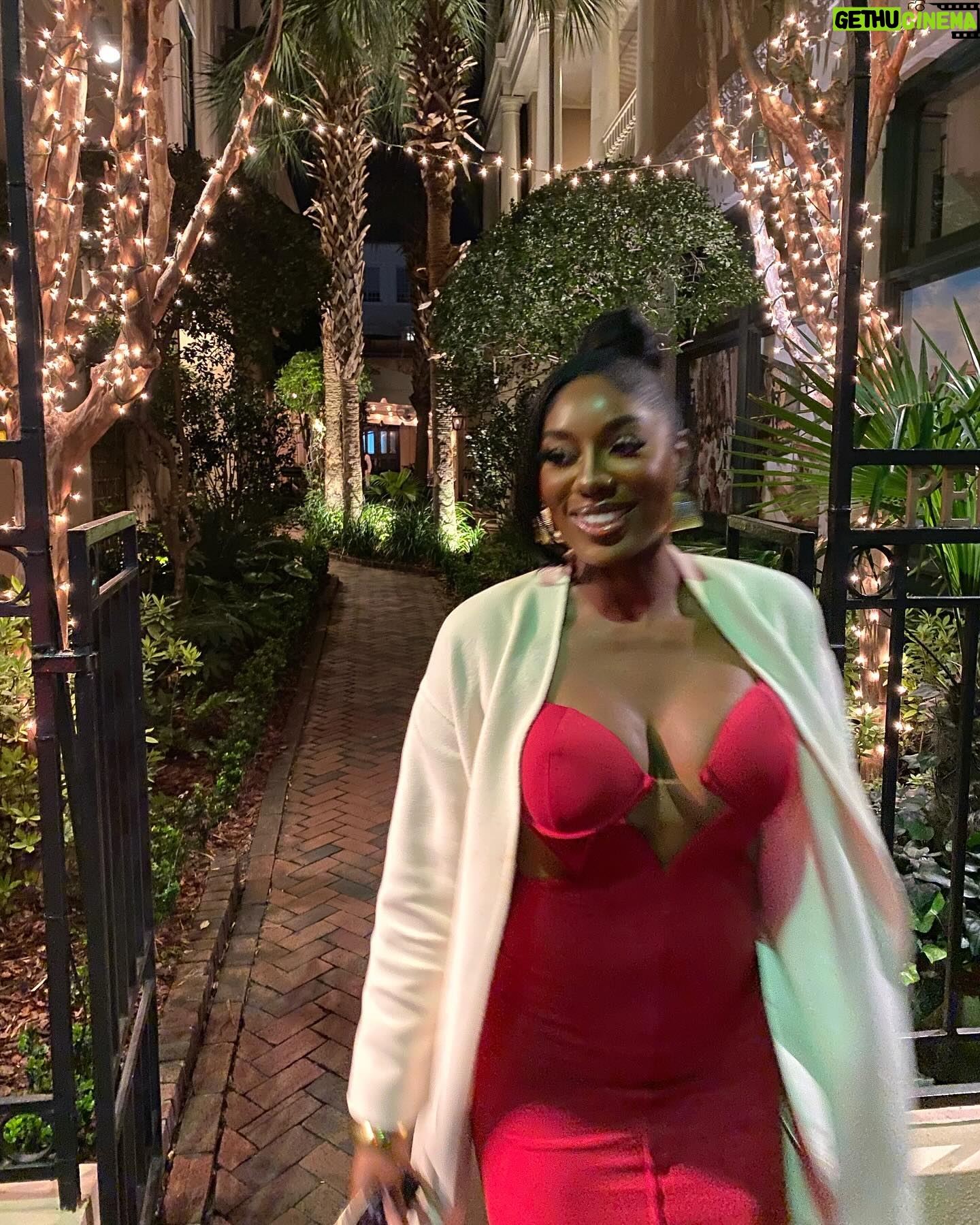 Wendy Osefo Instagram - When he surprises you in the morning, tells you to pack a bag and flies you to another state for dinner. Our 15th Valentine’s Day together and he still makes me blush🌹.