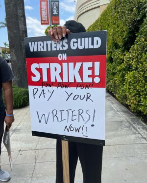 Wendy Raquel Robinson Instagram - #POW #POW #POW a writer wrote those words. #WGAStrong loved seeing the solidarity of all these wonderful artist. #WE are stronger in numbers 💕✨ #PowPowPowPayYourWritersNOW