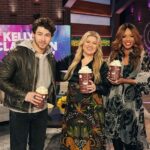 Wendy Raquel Robinson Instagram - #FunAzzFriday make sure y’all tune in to @kellyclarksonshow today as we talk all things #TheGame🏈 and @amazinggraceconservatory 🎭 had such an amazing time with @kellyclarkson and @nickjonas • • 💄: @deedee_kelly on the beat 💇🏾‍♀️: @hairbychadandre on the slay 👗: @mecheebclothing my brother, on the cape!