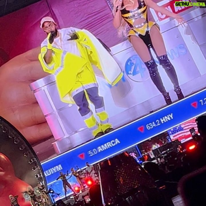 Wendy Raquel Robinson Instagram - Comfortable in my skin, Cozy with who I am, COZY! I had an EPIC time at #Renaissance #Sofi my Virgo sis @beyonce is a FORCE! To celebrate her artistry on her birthday made it even more that special. What a #Queenπ #Beyonce #BeyDay β’ β’ π: @pinkieglossmakeup ππΎββοΈ: @hairbychadandre πΈ: @richierich.productions