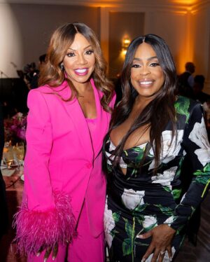 Wendy Raquel Robinson Instagram - #IssaSWIPE Happy GOLDEN DAY! ✨✨ Sending an abundance of love to my girls @niecynash1 @thesherylleeralph 💕and all the #GoldenGlobe nominees. Had the honor of celebrating these two #Amazing women this past #Sunday and will continue to celebrate them. I’m rooting for everybody BLACK, in my @issarae voice 🖤
•
•
Event Coordinator: @wpmillermoments 
MU💄: @deedee_kelly 
Hair 💇🏾‍♀️: @hairbychadandre