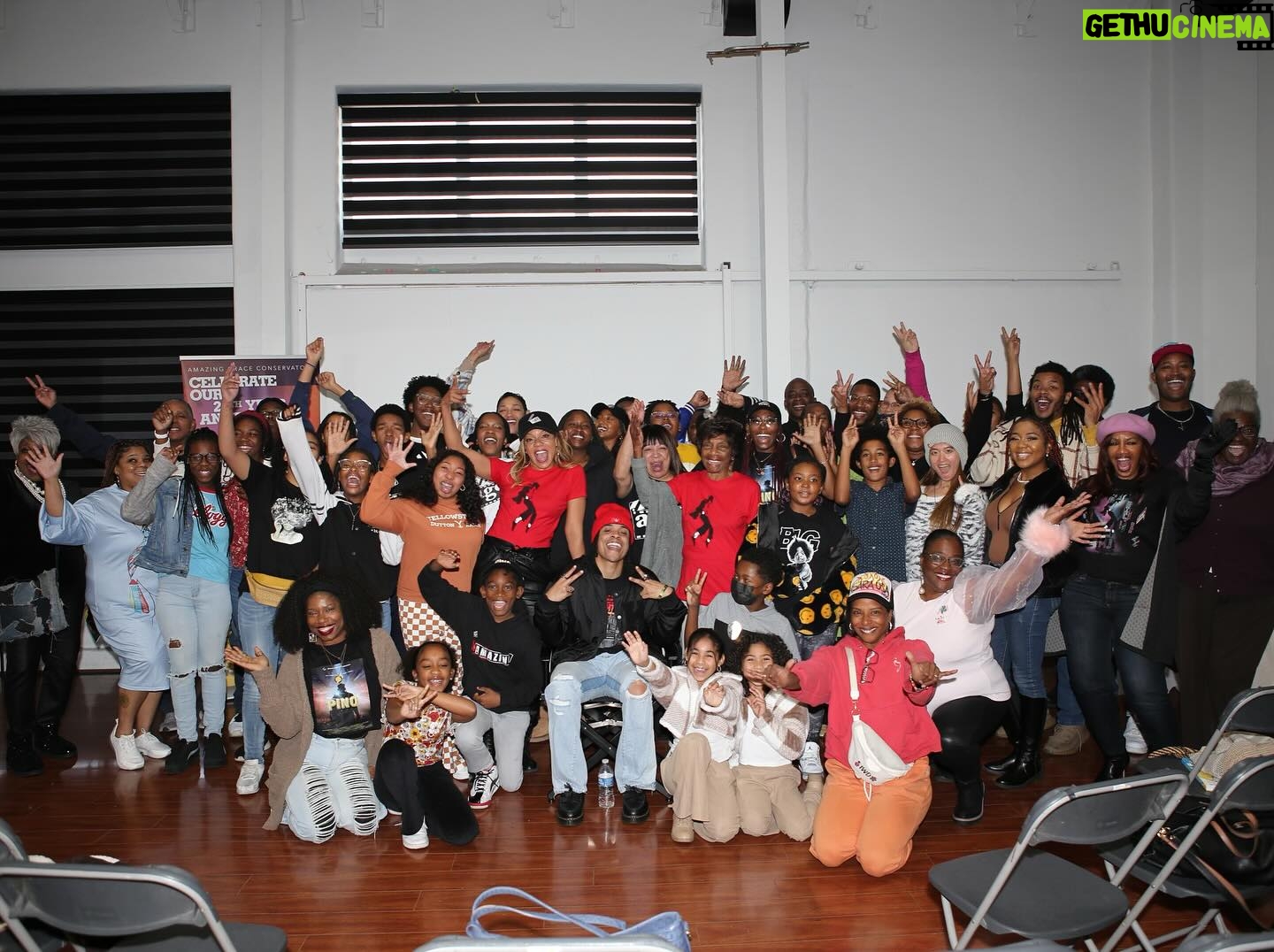 Wendy Raquel Robinson Instagram - Spent the afternoon speaking with the future!! Had an amazing time sitting in the “Hot Seat,” at @amazinggraceconservatory a performing arts Non-Profit founded by @iamwendyraquel #AGC is committed to training youth and emerging artists in areas of acting, voice, dance, media arts, and spoken word. This is there 27th year, and I am so excited I got to kick the new year off with them! To the future! 📸: @richierich.productions