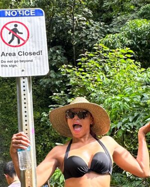 Wendy Raquel Robinson Instagram - Aloha 2023🌺New year! New memories, new intentions, new experiences! I am so grateful for this journey, the learning, self discovery , self care and self love, and she's pretty freaking cool👸🏽Mahalo💕