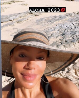 Wendy Raquel Robinson Instagram - Aloha 2023🌺New year! New memories, new intentions, new experiences! I am so grateful for this journey, the learning, self discovery , self care and self love, and she's pretty freaking cool👸🏽Mahalo💕