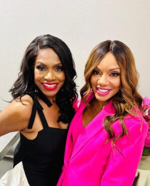 Wendy Raquel Robinson Instagram - #IssaSWIPE Happy GOLDEN DAY! ✨✨ Sending an abundance of love to my girls @niecynash1 @thesherylleeralph 💕and all the #GoldenGlobe nominees. Had the honor of celebrating these two #Amazing women this past #Sunday and will continue to celebrate them. I’m rooting for everybody BLACK, in my @issarae voice 🖤
•
•
Event Coordinator: @wpmillermoments 
MU💄: @deedee_kelly 
Hair 💇🏾‍♀️: @hairbychadandre