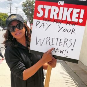 Wendy Raquel Robinson Instagram - #POW #POW #POW a writer wrote those words. #WGAStrong loved seeing the solidarity of all these wonderful artist. #WE are stronger in numbers 💕✨ #PowPowPowPayYourWritersNOW