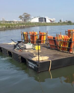 Whindersson Nunes Instagram - Hoje de manhã lembrei de um restaurante flutuante no rio que corta o Piauí com o Maranhão, em Floriano. Pode ser uma solução rápida pras pessoas em cima de telhados, resgatas animais sendo levados pela correnteza. Ser usado como ponto de entrega de resgatado e voltar pra buscar mais. Vamos mandar para cidades mais alagadas, eles são montáveis e desmontáveis, acho que seria uma boa espalhando alguns desses ancorados em pontos centras de resgate!
A água sobe, ele sobe, ela desce, ele desce. 
‼️ se você tem coletes como esses, adulto e infantil, entre em contato pelo e-mail pessoalwn@gmail.com nos mande! ‼️ 
(Vou passar todas as informações pra defesa civil pra tudo ser feito com segurança)