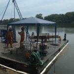 Whindersson Nunes Instagram - Hoje de manhã lembrei de um restaurante flutuante no rio que corta o Piauí com o Maranhão, em Floriano. Pode ser uma solução rápida pras pessoas em cima de telhados, resgatas animais sendo levados pela correnteza. Ser usado como ponto de entrega de resgatado e voltar pra buscar mais. Vamos mandar para cidades mais alagadas, eles são montáveis e desmontáveis, acho que seria uma boa espalhando alguns desses ancorados em pontos centras de resgate! A água sobe, ele sobe, ela desce, ele desce. ‼️ se você tem coletes como esses, adulto e infantil, entre em contato pelo e-mail pessoalwn@gmail.com nos mande! ‼️ (Vou passar todas as informações pra defesa civil pra tudo ser feito com segurança)