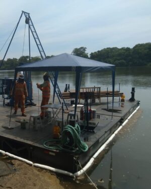 Whindersson Nunes Instagram - Hoje de manhã lembrei de um restaurante flutuante no rio que corta o Piauí com o Maranhão, em Floriano. Pode ser uma solução rápida pras pessoas em cima de telhados, resgatas animais sendo levados pela correnteza. Ser usado como ponto de entrega de resgatado e voltar pra buscar mais. Vamos mandar para cidades mais alagadas, eles são montáveis e desmontáveis, acho que seria uma boa espalhando alguns desses ancorados em pontos centras de resgate!
A água sobe, ele sobe, ela desce, ele desce. 
‼️ se você tem coletes como esses, adulto e infantil, entre em contato pelo e-mail pessoalwn@gmail.com nos mande! ‼️ 
(Vou passar todas as informações pra defesa civil pra tudo ser feito com segurança)