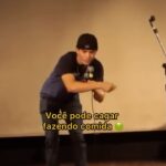 Whindersson Nunes Instagram - “A cada evento em nossas vidas, milhares de outros podem ou não acontecer. Numa fração de segundos, a vida muda.” Esse é o Efeito Borboleta. A teoria do caos, ou efeito borboleta, é um conceito que afirma que pequenas mudanças em um sistema podem ter grandes efeitos em outro sistema distante. Em outras palavras, o bater de asas de uma simples borboleta em um lugar pode ter um efeito dominó que pode levar a um tornado em outro lugar do mundo. Umfenômeno observado por Edward Lorenz, em 1961. Lorenz era um meteorologista. 10 anos depois eu vou subir nesse palco de novo, dar um abraço em mim por ter tentado, o bom filho a casa torna 🧘🏻‍♂️🦋