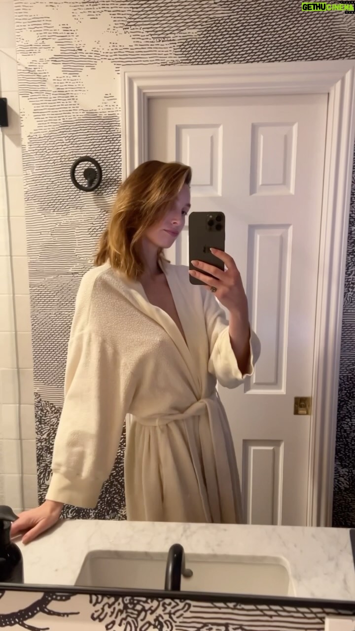 Whitney Port Instagram - Whether it’s what I’m eating, drinking, or putting on my body, I want it to be clean. @osananaturals is not only all clean ingredients, (sulfate free, paraben free, and aluminum free) but the products feel so buttery smooth on my skin and hair all day long. The scent of vanilla and coconut shampoo conditioner make my entire bathroom smell SO good and leaves my hair feeling so soft and healthy. You can find @osananaturals at @target and @walmart now 🤍