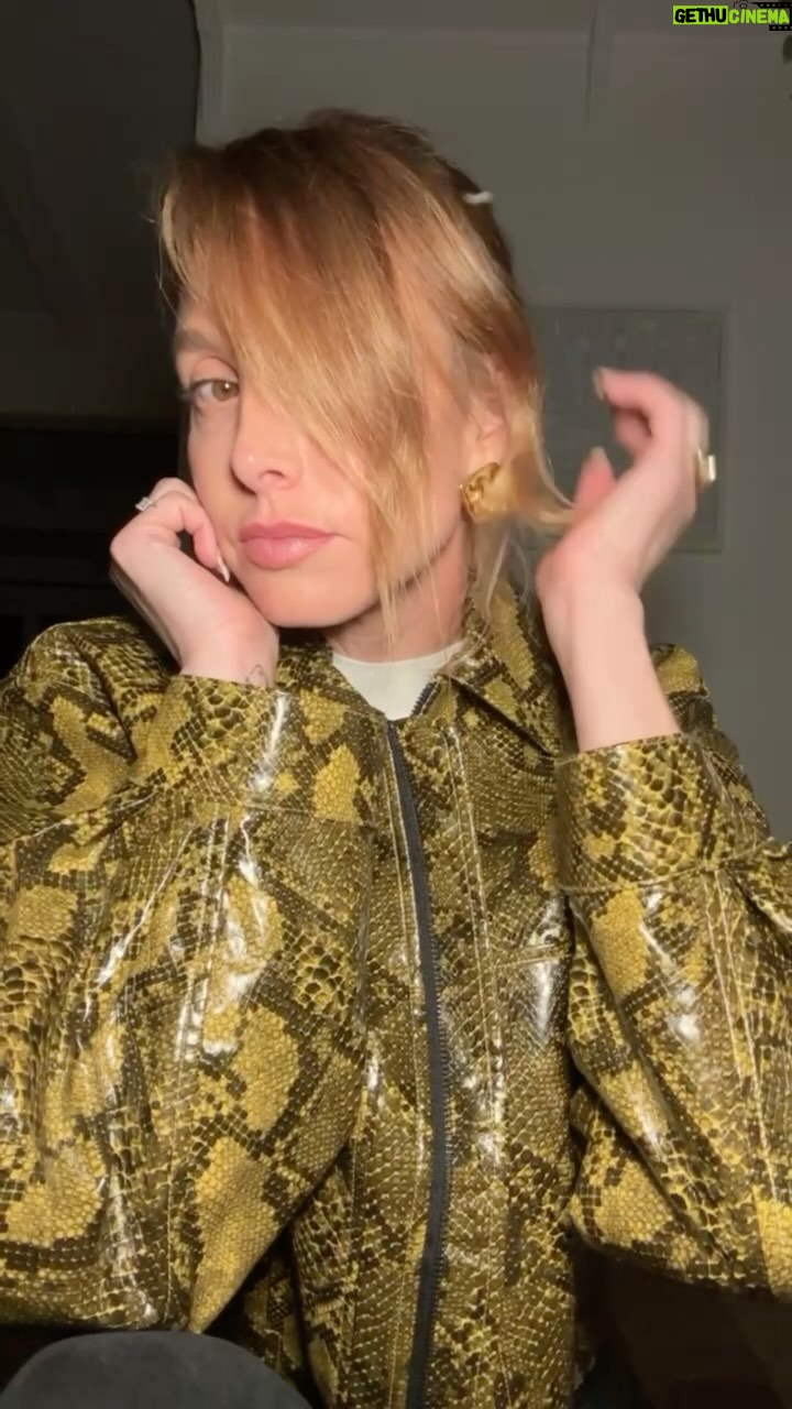 Whitney Port Instagram - An easy weekend night outfit. The perfect (low-rise, but don’t be scared, they’re comfy) jeans to unzip at the table. outfit deets: @shopcider top @baumundpferdgarten jacket @slvrlake.denim jeans @newbottega vintage bag @brinkerandeliza earrings @essenthelabel boots