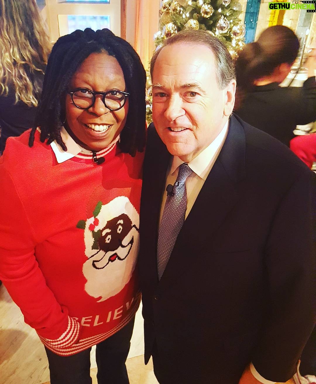 Whoopi Goldberg Instagram - Had great discussions with Former #Governor of #Arkansas Presidential hopeful @GovmikeHuckabee #Americanpolitician #christianminister #author #presidentialhopeful #MikeHuckabee #mikehuckabee2016