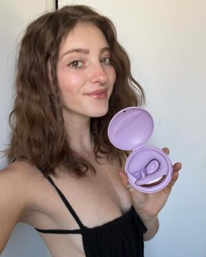 Willow Shields Instagram - I’m hooking you all up with toys! EVERYONE who signs up will receive either a free toy or a gift card! All you have to do is:

✨Click the link in my Instagram bio

✨Sign up with your email

✨See your gift from @bellesaco 

100% discreet shipping & billing ✨Ships worldwide 🌎 Tag someone who deserves a toy!